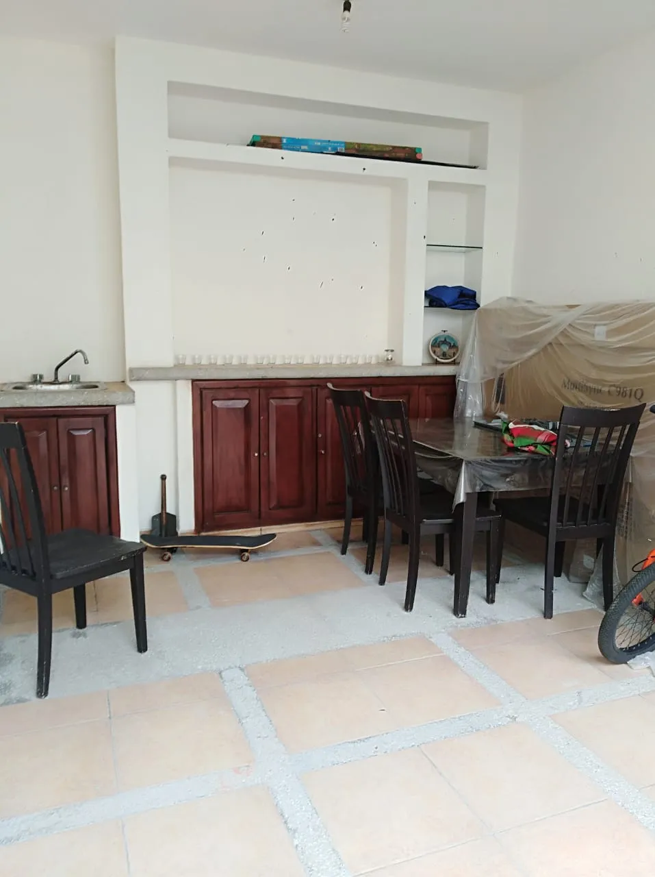 El área antes de intervenirla: cocina y comedor viejos, con muebles desarmados.