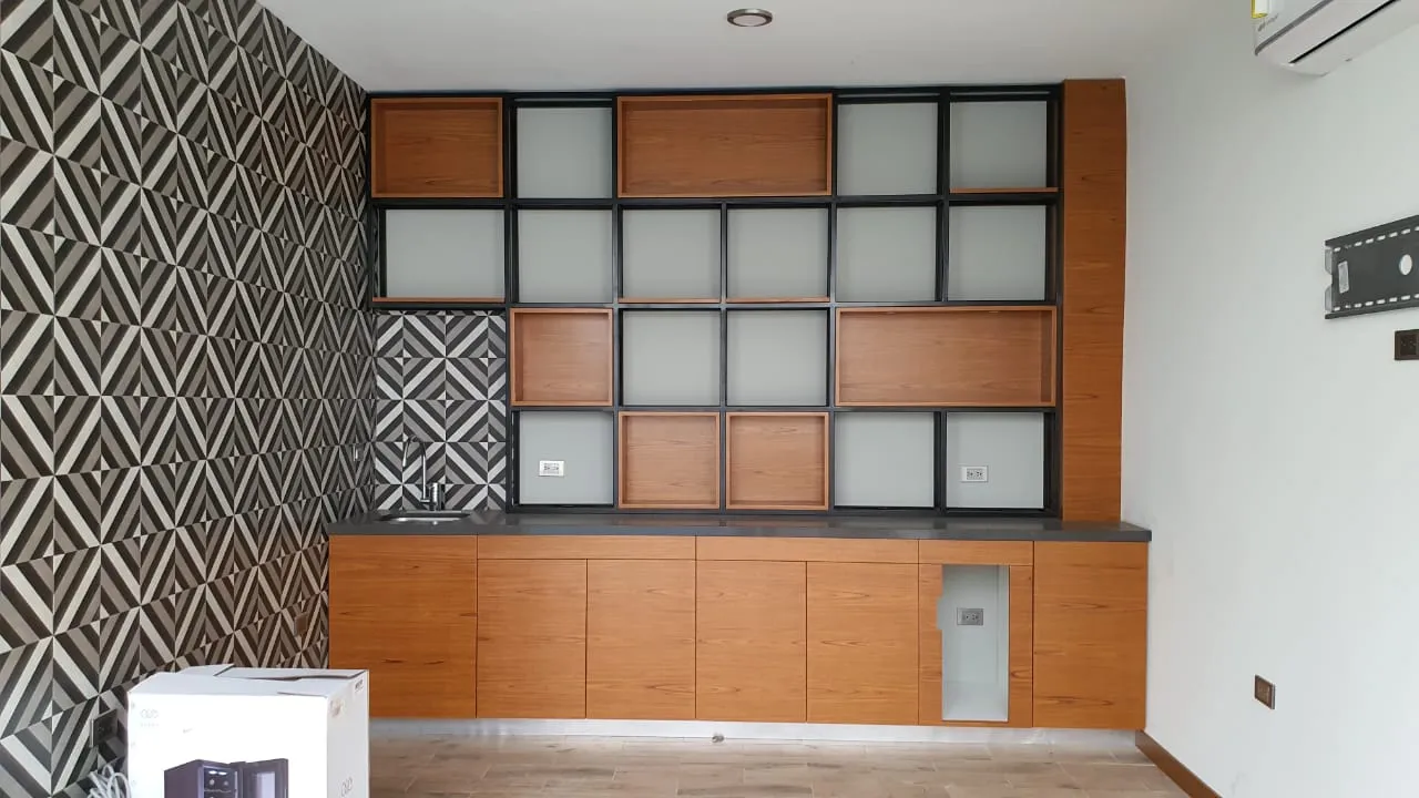 El área de bar ya construida, en el mismo encuadre que el render.