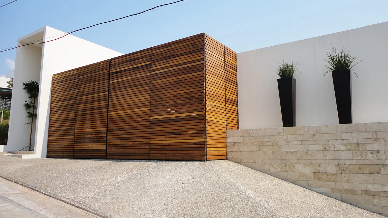 Duela de fachada, en madera, fabricado por Marco Mobiliario.