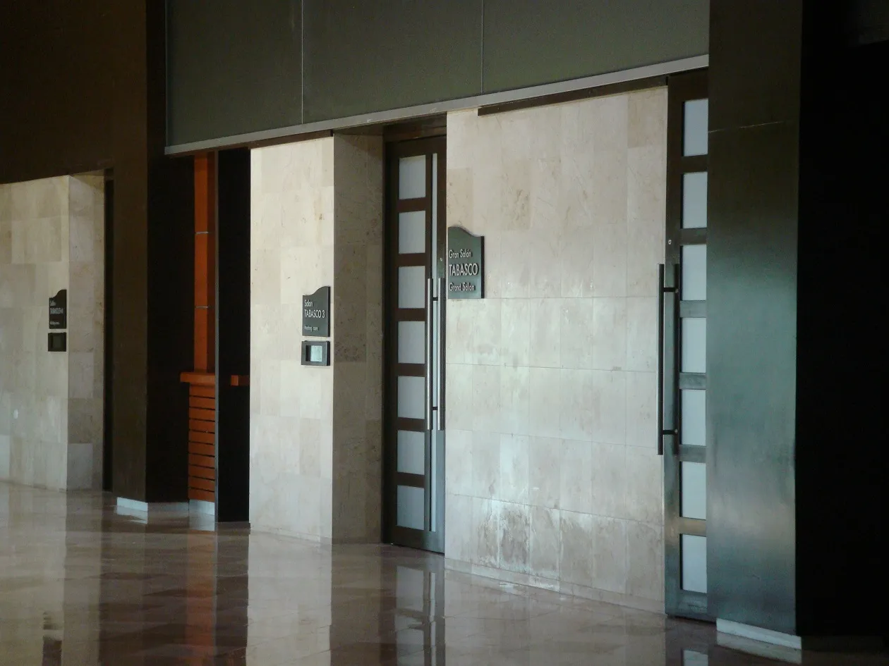 Cancelería · Hotel Hilton, en vidrio, fabricado por Marco Mobiliario.