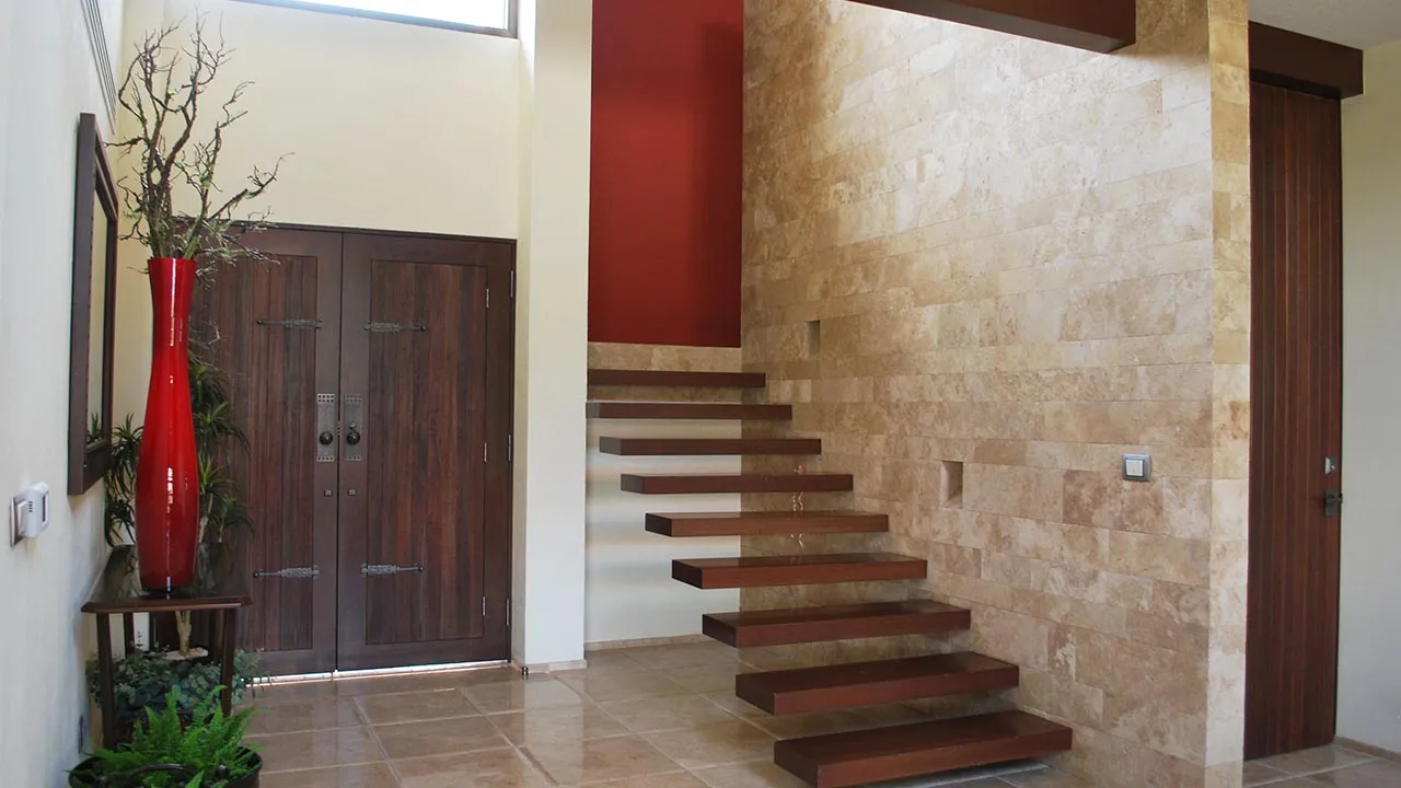 Muro y escalera, en piedra, fabricado por Marco Mobiliario.